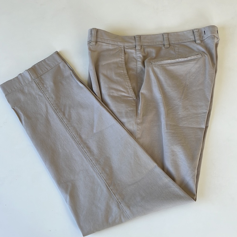 Brooks Brothers classic khaki trousers—like new & great for any season!